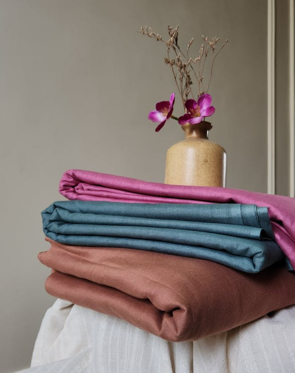 Draps colorés pliés et empilés