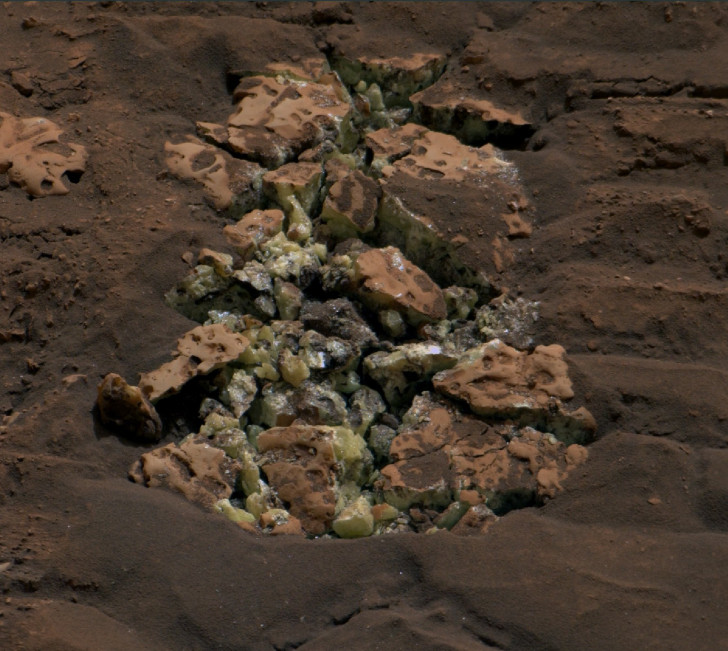 Gele kristallen van pure zwavel gevonden op Mars door de Curiosity rover