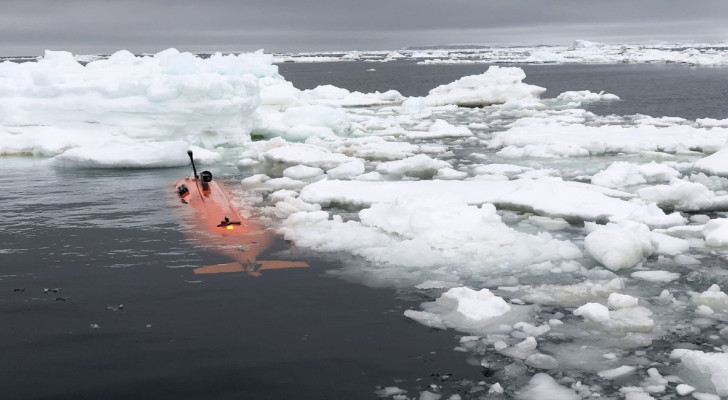 De onbemande onderzeeër Ran, voordat hij onder de Dotson-ijsplaat verdwijnt