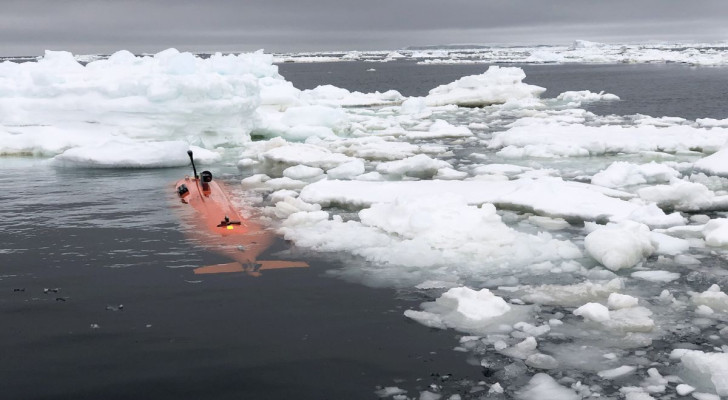 Le sous-marin sans équipage Ran, avant de disparaître sous la plate-forme Dotson