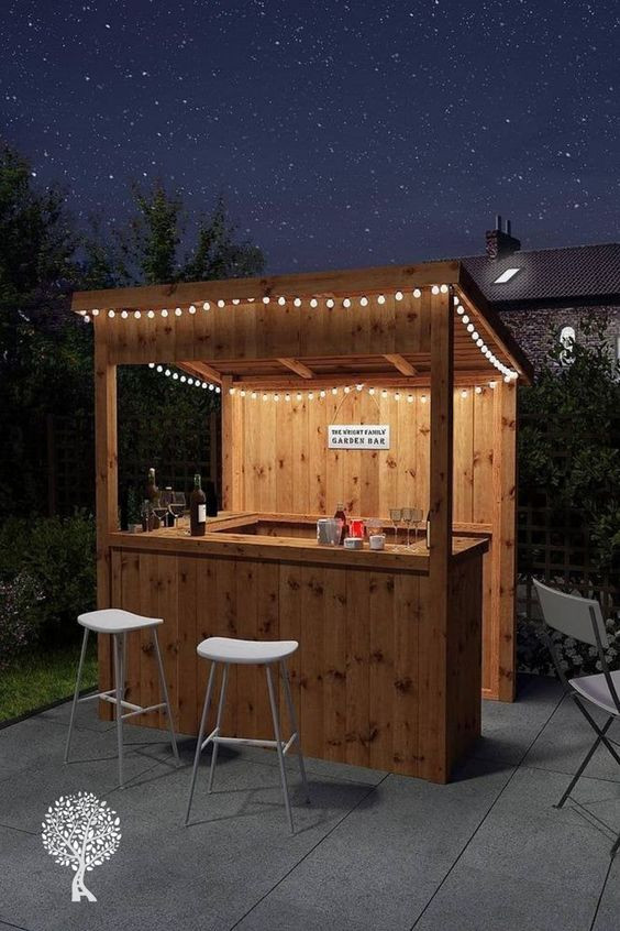 Eine freistehende Gartenbar aus Holz