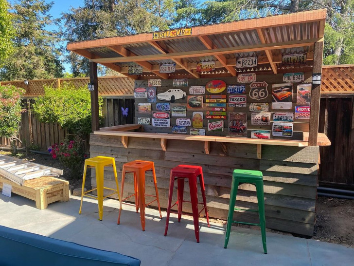 Garden bar decorated with plaques