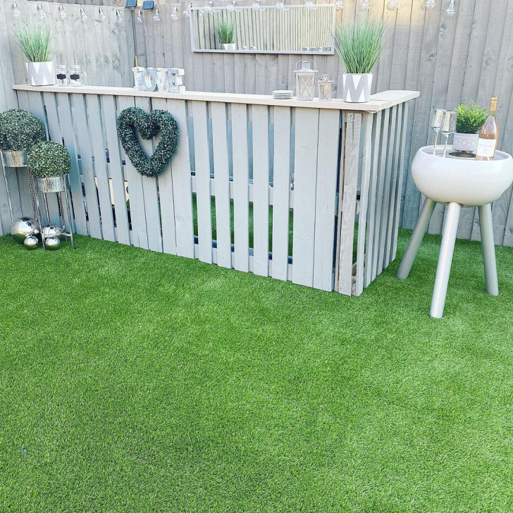 DIY, outdoor corner-bar made with pallets