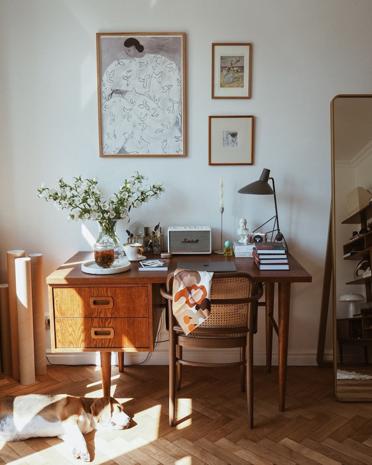 Un ufficio domestico in stile classico con poche eleganti decorazioni e un vaso di fiori freschi