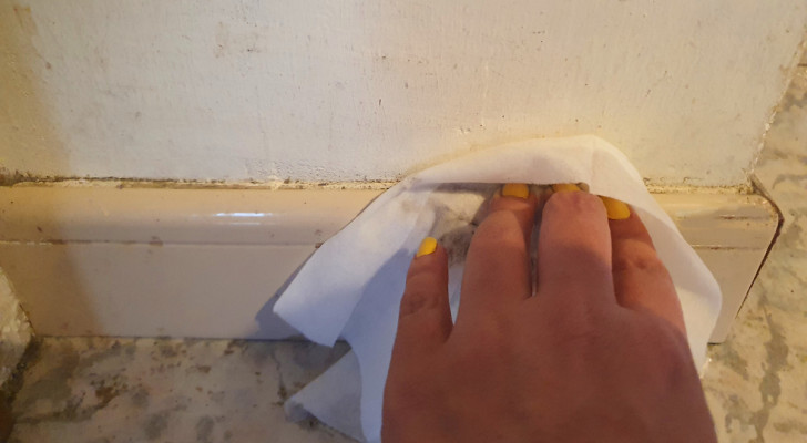 a fabric softener sheet being used to dust the skirting boards