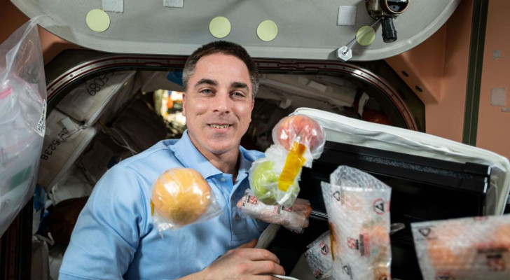 NASA-Astronaut Chris Cassidy packt frisches Obst und andere Lebensmittel auf der Internationalen Raumstation aus