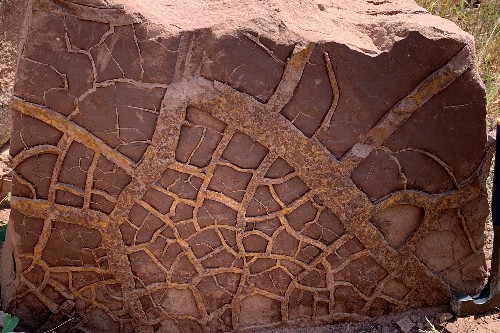 Ein geologischer Feldschnitt zeigt eine ausgetrocknete Landoberfläche, wie sie vor 252 Millionen Jahren weltweit üblich war