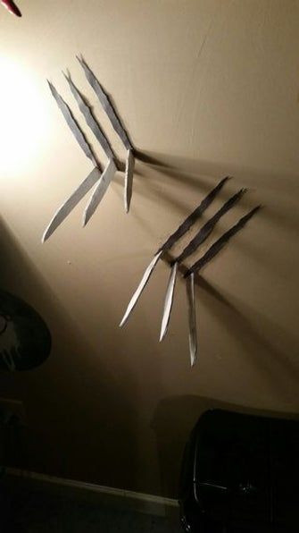 Klingen, die als Hommage an die Comicfigur Wolverine aus der Wand ragen