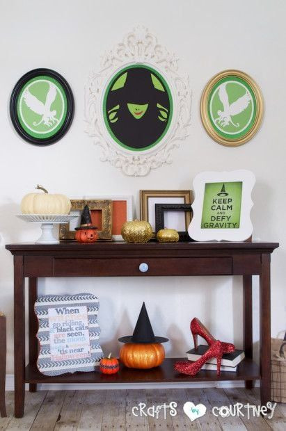 una parete con decorazioni ispirate al musical Wicked