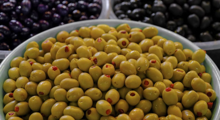 Le olive condite possono risultare dannose per la salute dei gatti e quindi sono da evitare