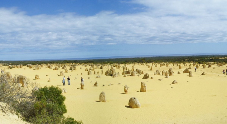 Enkele mensen verkennen de Pinnacles Desert