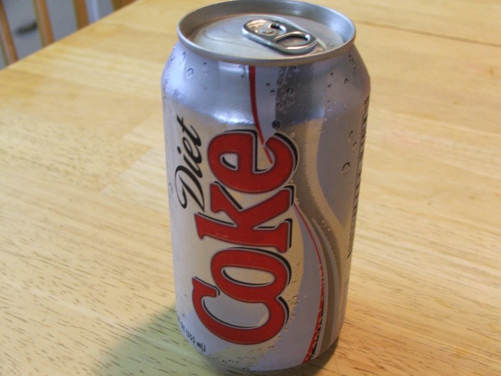 Ecco cosa succede al tuo corpo in un'ora e mezza quando bevi una lattina di Coca Cola - 7