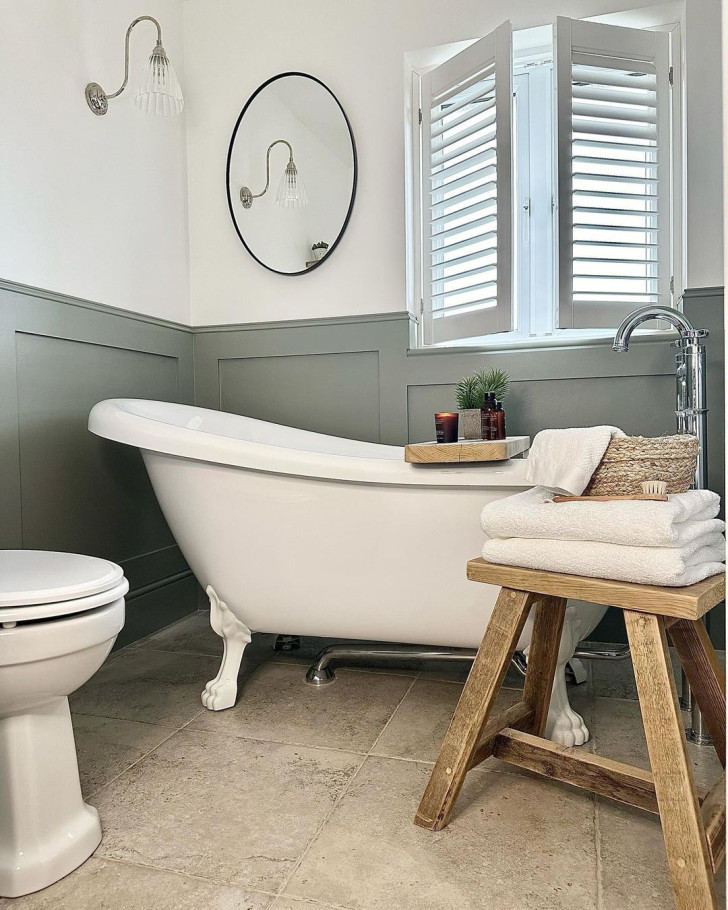 A bathroom with a bathtub under the window