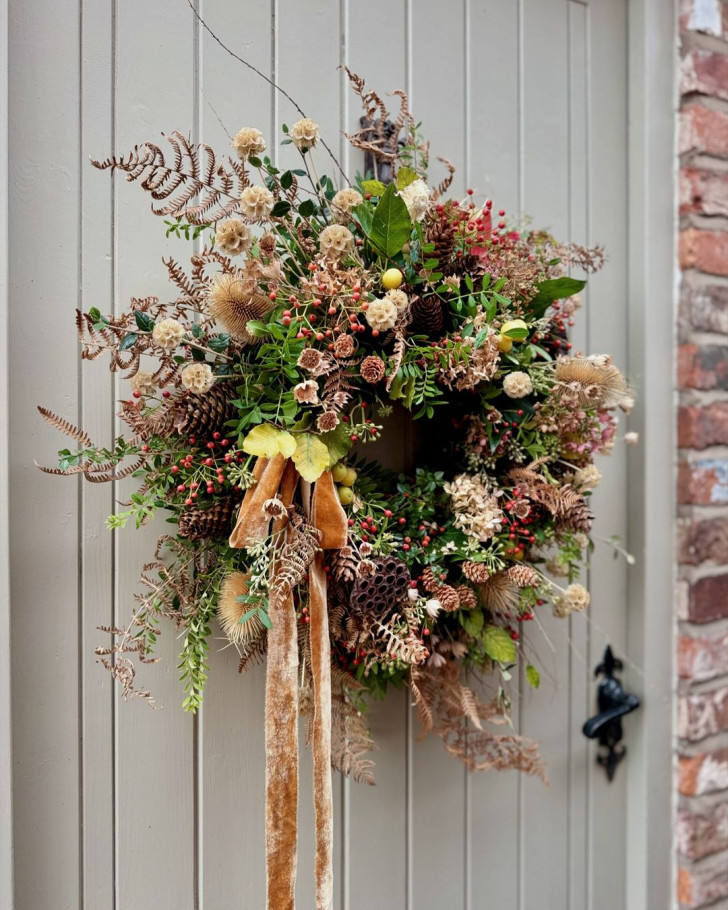 Wreath with leaves and decorations in antique pink