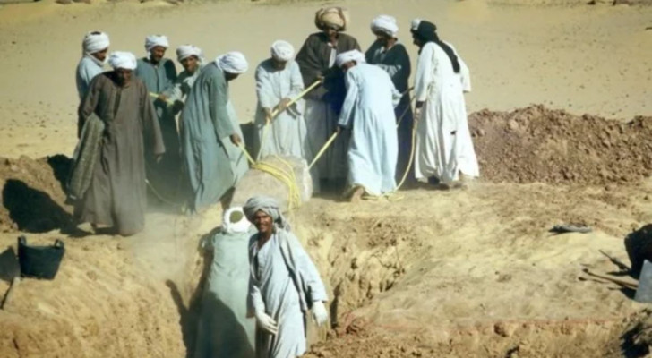 Eide Mariff en een team opgravers brengen de megalithische stenen van Nabta Playa aan het licht