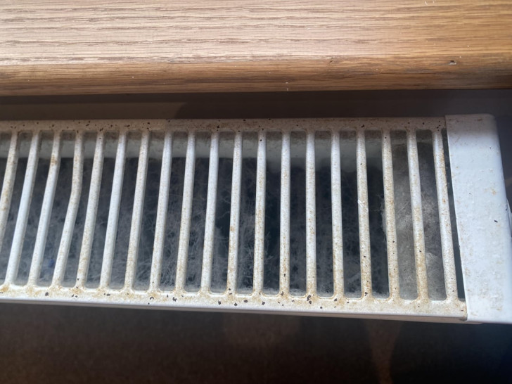 radiator vol stof en haar binnenin, van bovenaf gezien