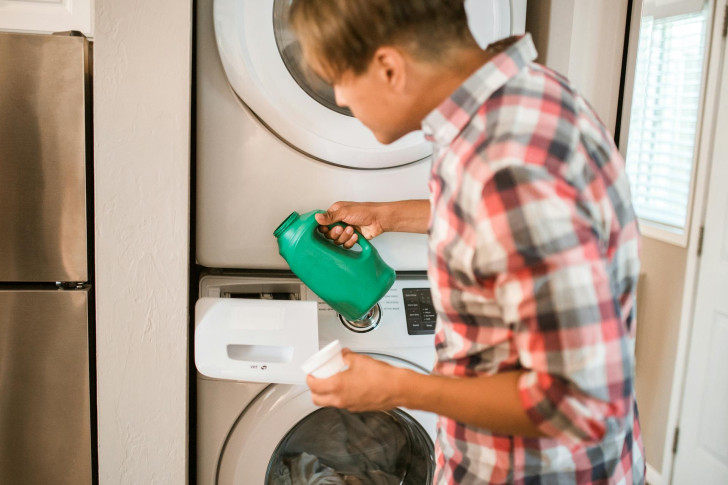 Measuring out detergent into the dispensing tray of a washing machine