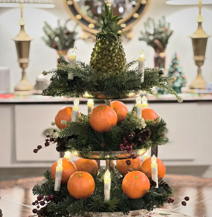 arance e ananas su un'alzata come decorazione Natalizia