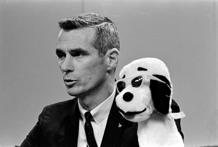 L'astronauta dell'Apollo 10 Gene Cernan con un pupazzo di Snoopy durante una conferenza stampa nel 1969