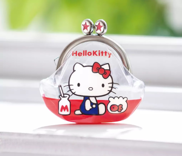 riproduzione del portamonete con il disegno di Hello Kitty lanciato sul mercato nel 1974