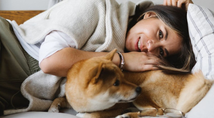 Cane consola una donna dopo un litigio