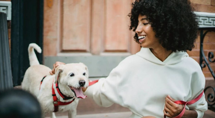 Cane insieme alla proprietaria mentre sorride