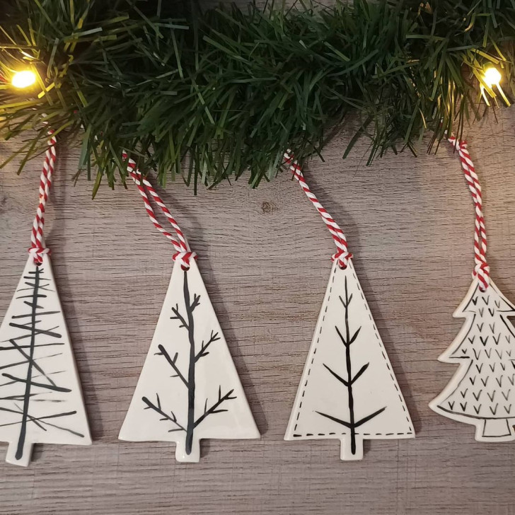 Ornamenti per albero di natale fatti con ceramica