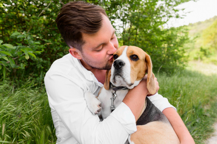 Un ragazzo abbraccia il suo cane