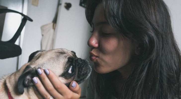 Proprietaria sta per baciare il suo cane