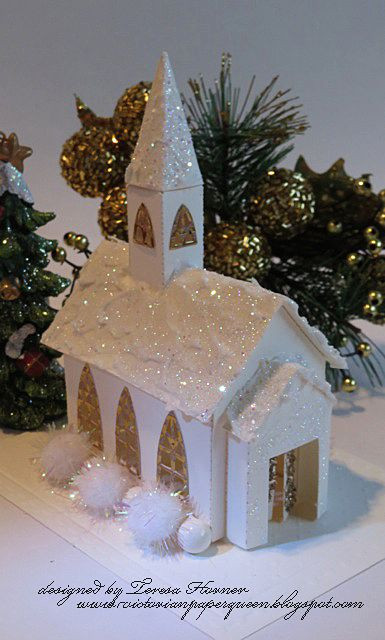 una chiesetta di cartone decorata con glitter a imitare la neve