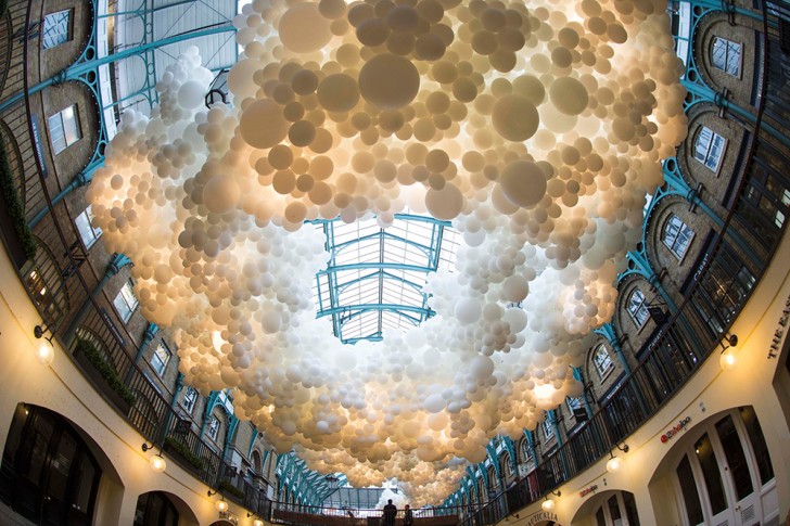 Una nuvola di palloncini luminosi incanta il Festival del Design di Londra - 1