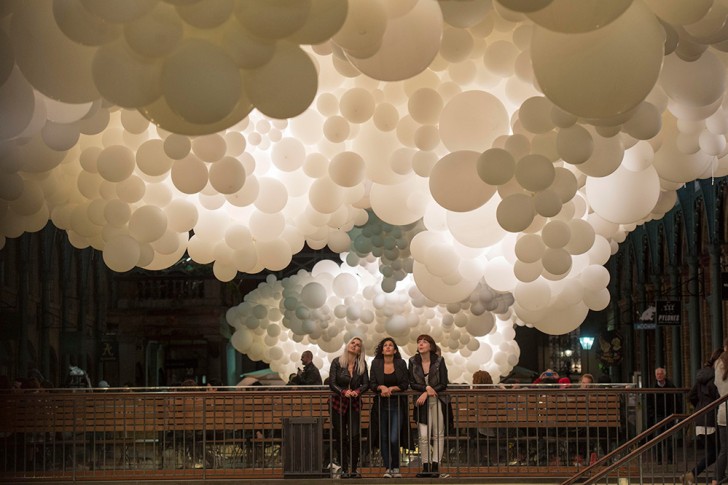 Una nuvola di palloncini luminosi incanta il Festival del Design di Londra - 2