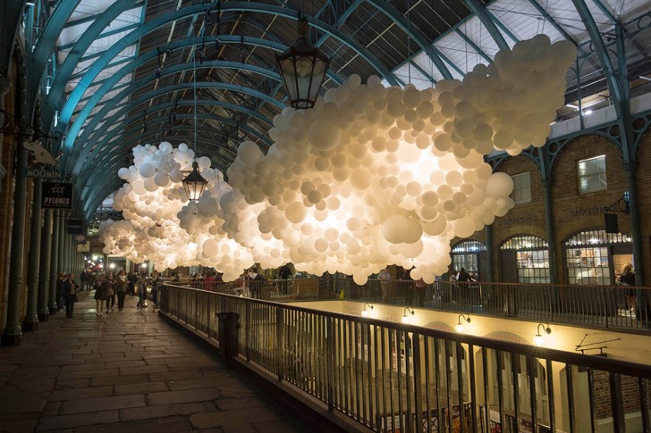Una nuvola di palloncini luminosi incanta il Festival del Design di Londra - 3
