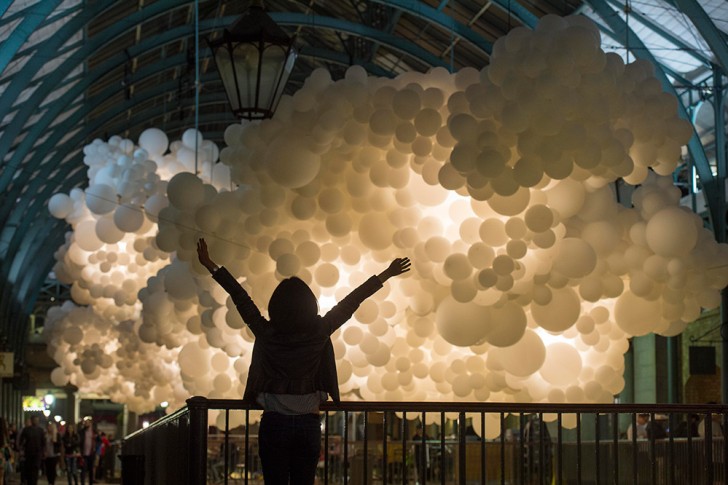 Una nuvola di palloncini luminosi incanta il Festival del Design di Londra - 4
