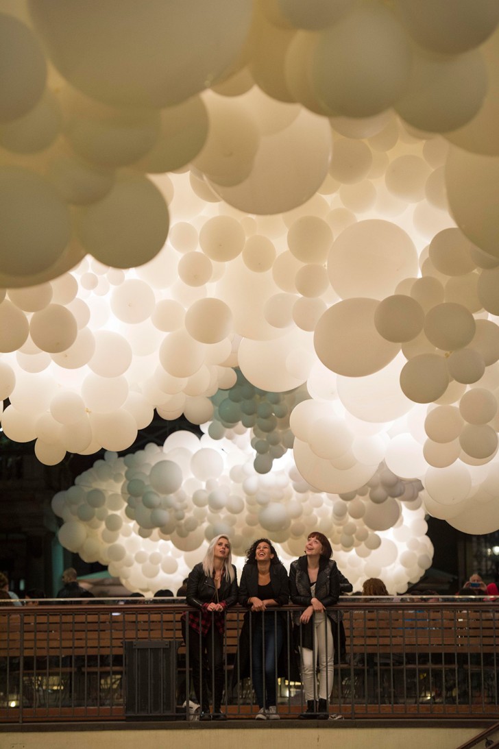 Una nuvola di palloncini luminosi incanta il Festival del Design di Londra - 5