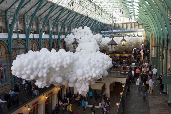 Una nuvola di palloncini luminosi incanta il Festival del Design di Londra - 6
