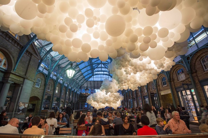 Una nuvola di palloncini luminosi incanta il Festival del Design di Londra - 7