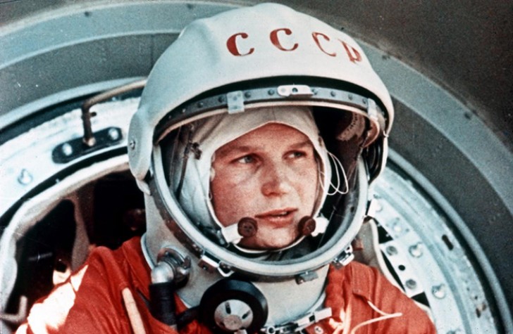 Valentina Tereshkova:­ cosmonauta sovietica, la prima donna nello spazio (1963).