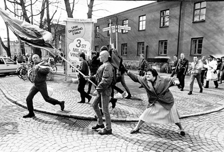 La donna che colpì con la sua borsa un neo-nazista a Vaxjo, in Svezia (1985).