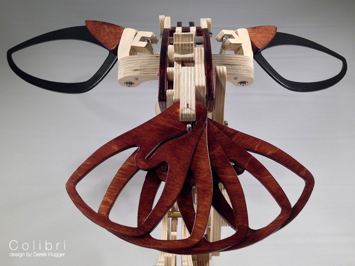 Cette élégante sculpture en bois réussit à reproduire parfaitement le vol d'un colibri - 3
