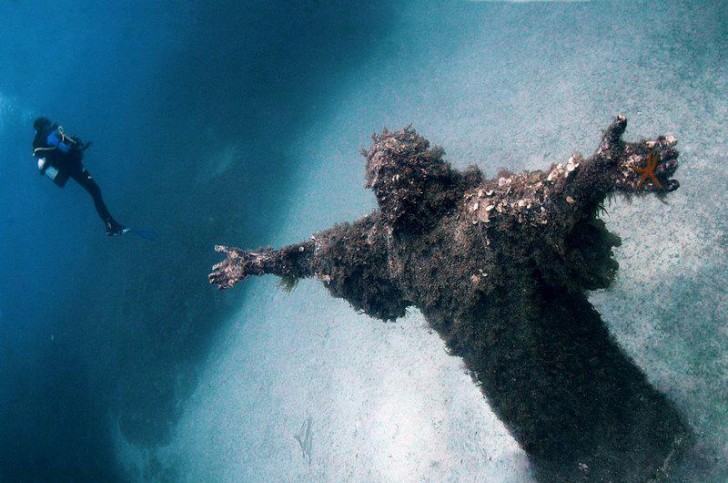 Une statue de Jésus de trois mètres de haut domine les fonds marins au large des côtes de Malte.