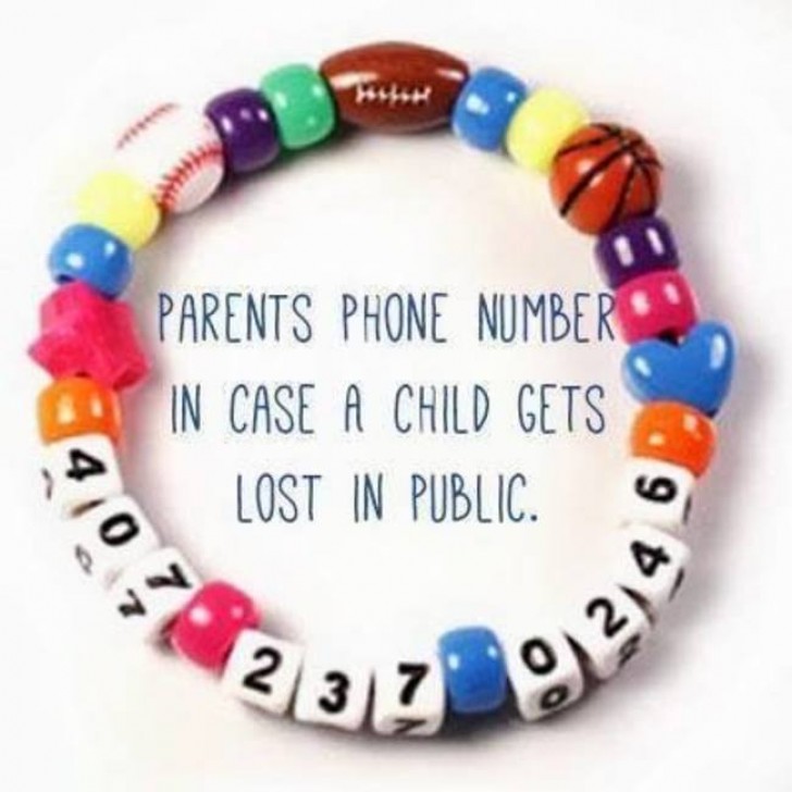Bang je kind in een mensenmenigte te verliezen? Laat je kinderen een armbandje dragen met daarop telefoonnummers van ouders.