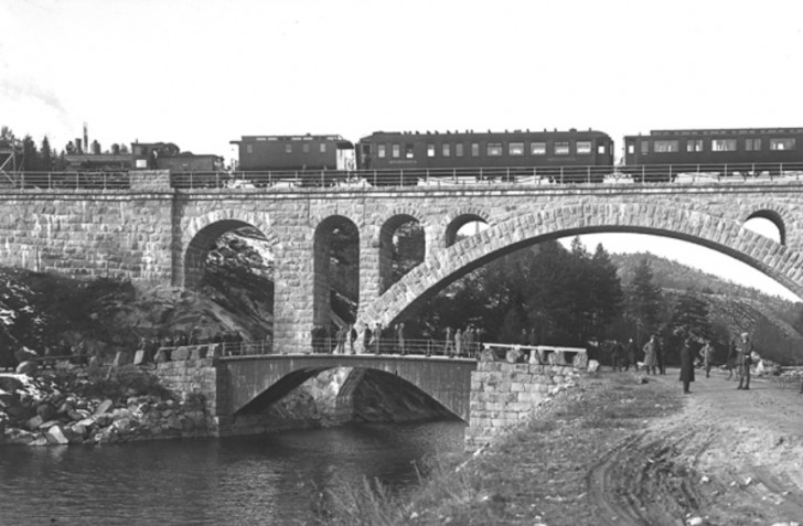 9. Ponte ferroviario Kjeåsen, Drangedal, Telemark, nel 1927 e nel 2008