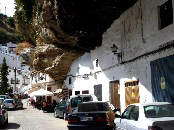 Découvrez cette ville espagnole où les habitants vivent littéralement dans la roche - 12
