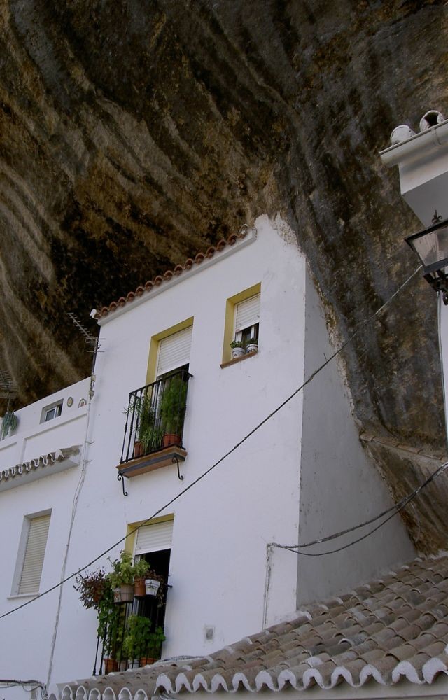 Découvrez cette ville espagnole où les habitants vivent littéralement dans la roche - 4