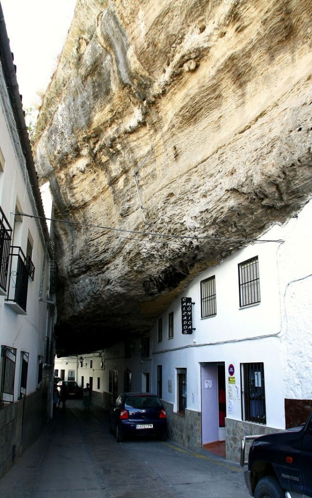 Découvrez cette ville espagnole où les habitants vivent littéralement dans la roche - 7