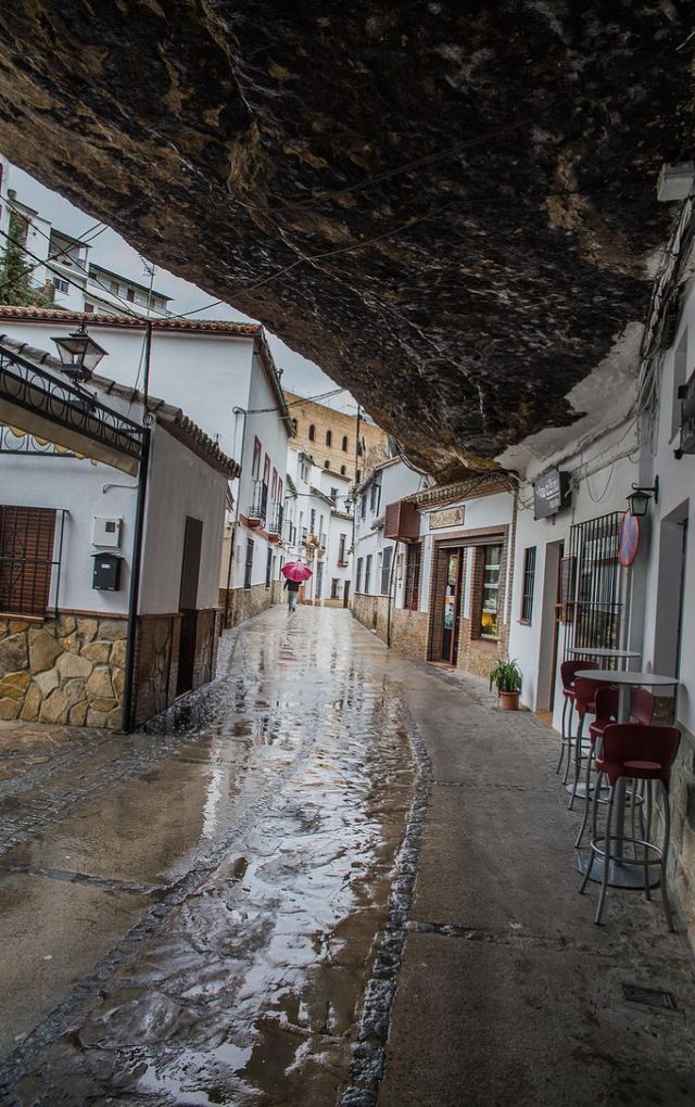 Découvrez cette ville espagnole où les habitants vivent littéralement dans la roche - 8