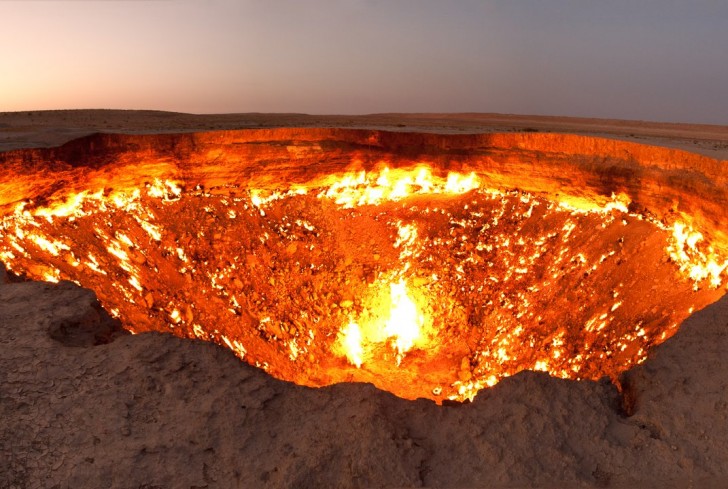 On l'appelle "la porte de l'enfer": voici l'énorme cratère qui brûle depuis plus de 40 ans - 2