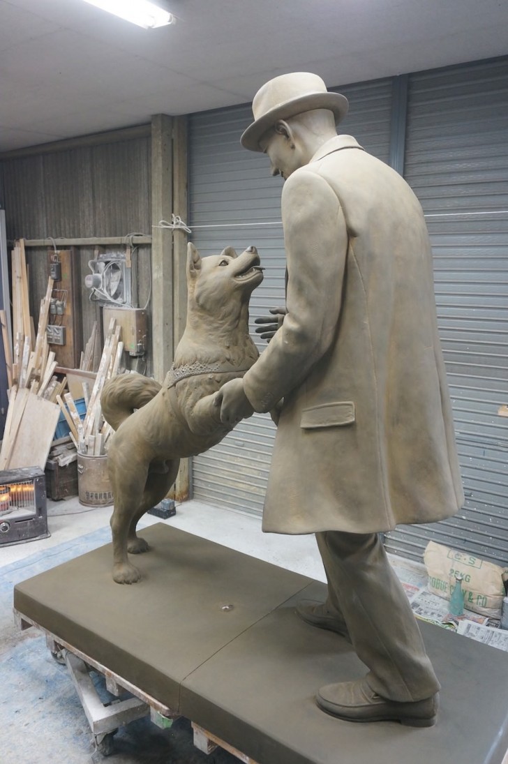 On lui a même dédié une statue, qui raconte affectueusement le moment où le chien pouvait revoir son ami.