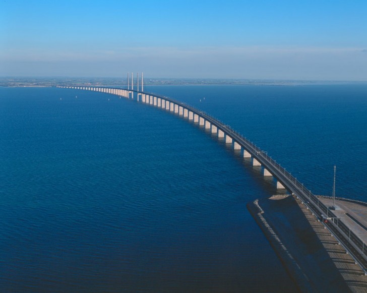 Il ponte fu inaugurato nel 2000 alla presenza dei regnanti dei rispettivi paesi
